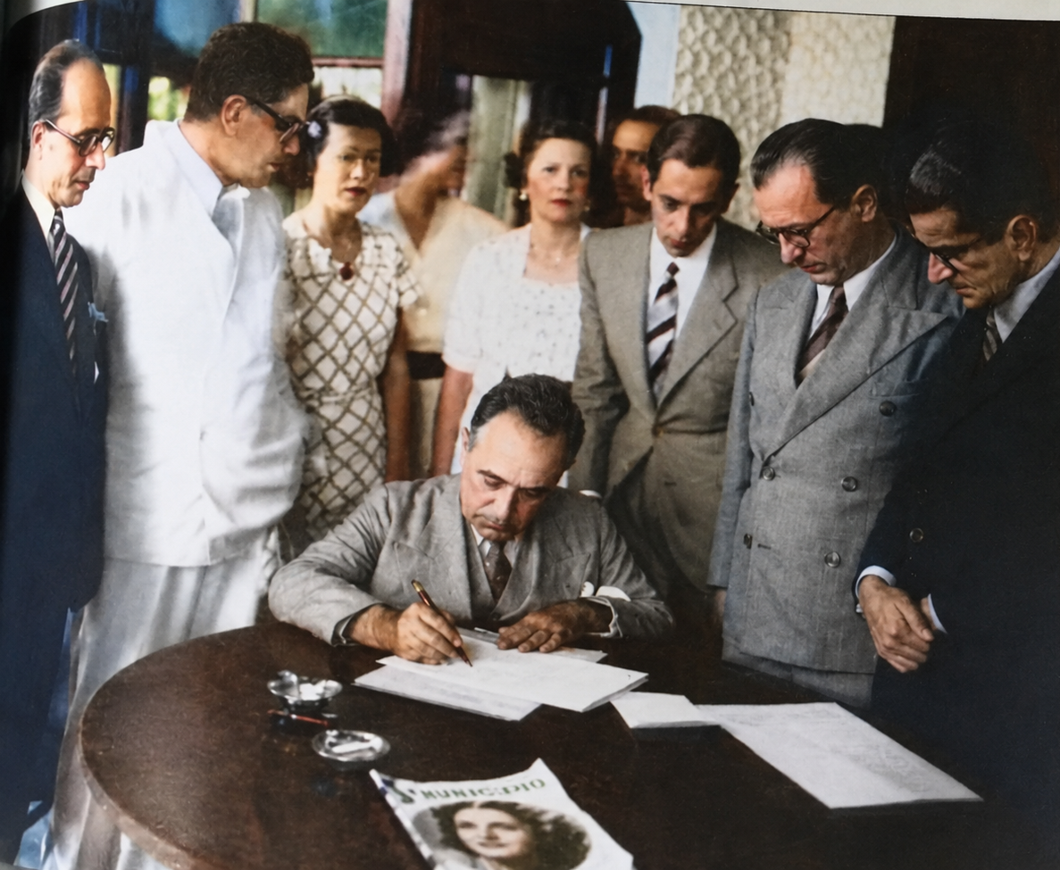 Getúlio Vargas assina decreto na Fazenda São Mateus